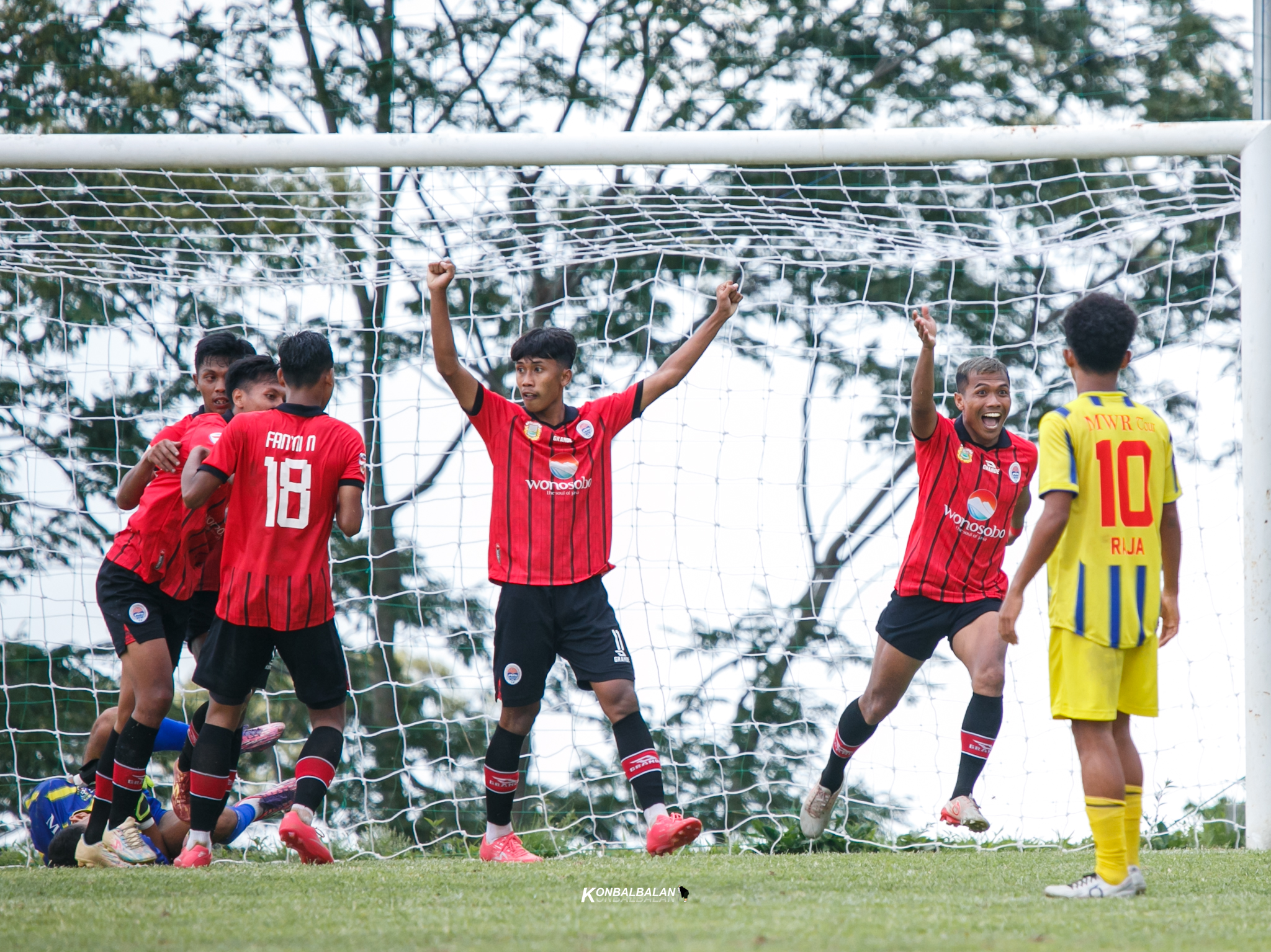 Selebrasi dingin pencetak gol tunggal Arief Kurniawan (21)